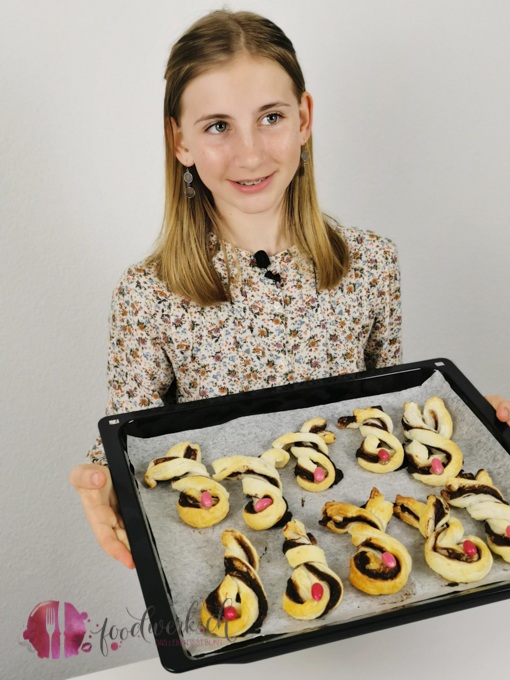 Liv mit den fertig ausdekorierten Schokoladen Knusperhasen mit Caotina