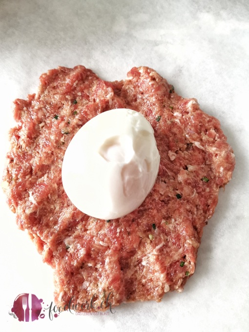 Ei in Hackfleischmasse einpacken für falschen Hasen