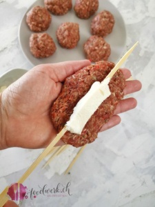 Hackfleisch um den Mozzarella
