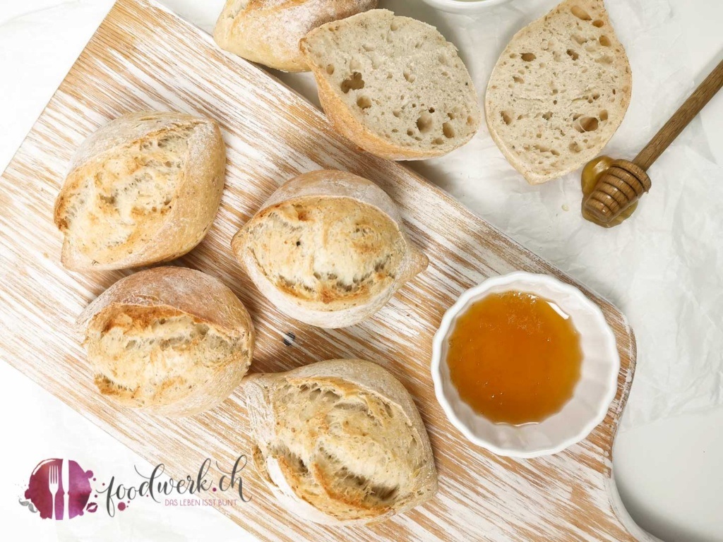 Spitzbrötchen mit Honig