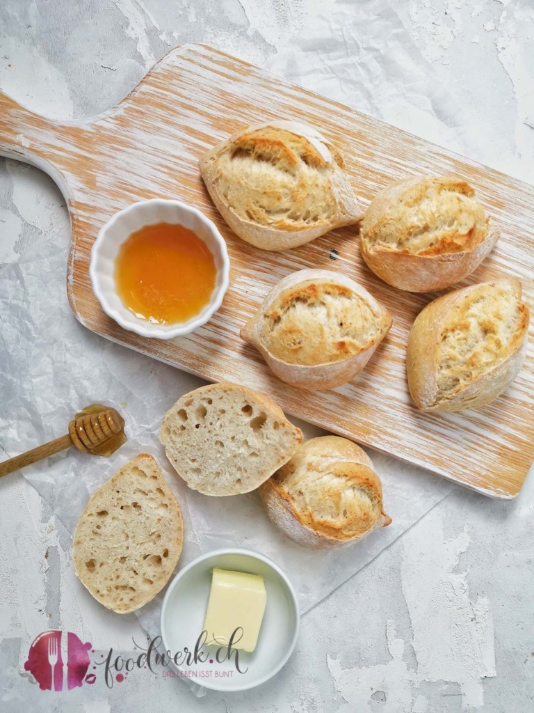 Spitzbrötchen mit Honig und Butter