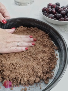 Boden für den Kirschenkuchen festdrücken
