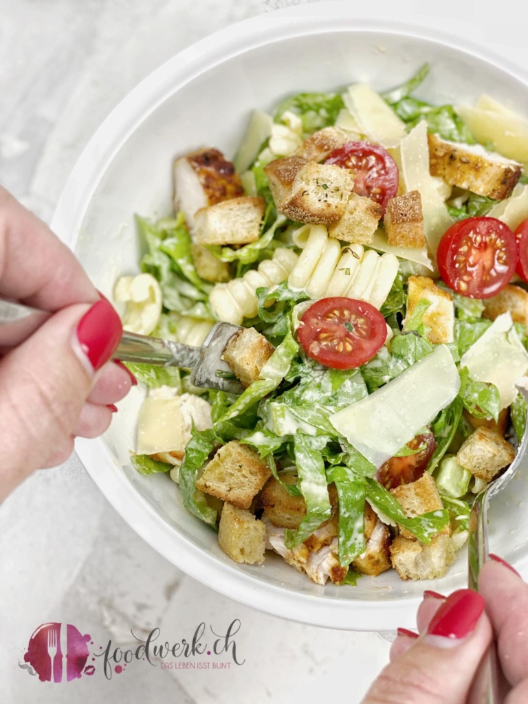 Salat Caesar Art wird in der Bowle mit Salatsauce gemischt