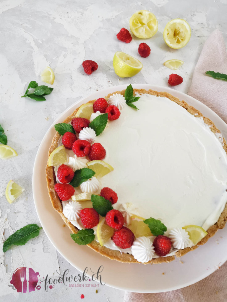 Himbeertarte mit Deko weit