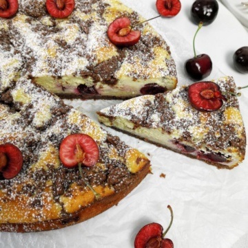 Kirschekuchen mit Stück und einsicht