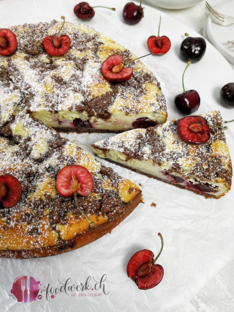 Kirschenkuchen mit Quark und Schokostreuseln nah