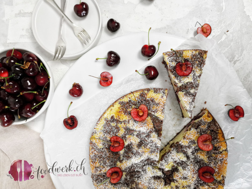 Kirschenkuchen mit Quark und Schokostreuseln von oben mit frischen Kirschen und dem ganzen Kuchen