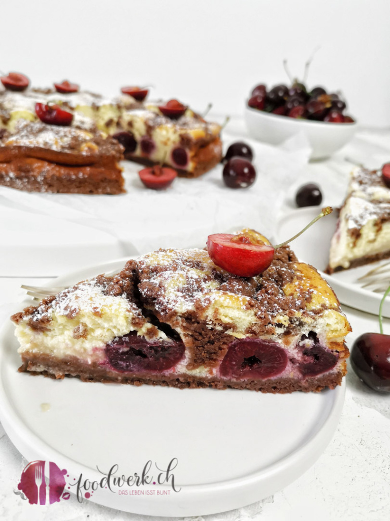 Herrlich saftiger Kirschenkuchen mit Quark und feinen Schokoladenstreuseln