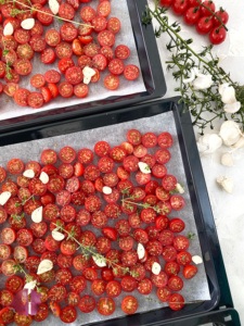 Tomaten halbiert auf Backblech
