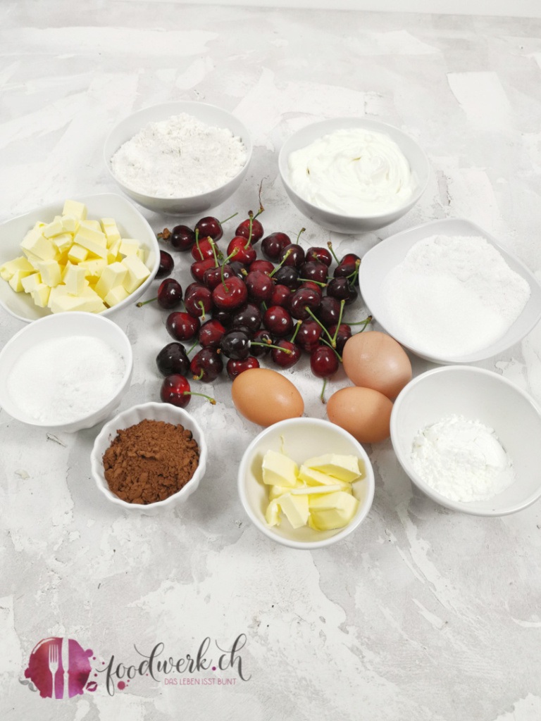 Die Zutaten für den herrlich saftigen Kirschenkuchen mit Quark und feinen Schokoladenstreuseln