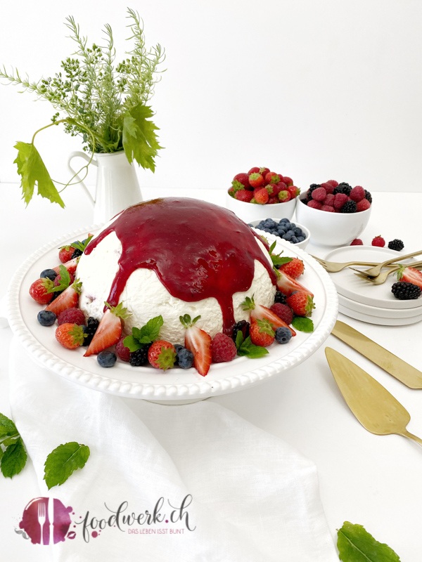 Beeren-Tiramisu Kuppeltorte mit Beerensauce