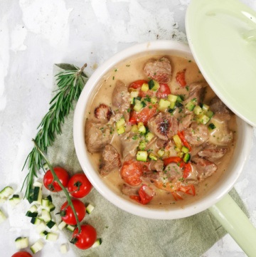 Truten Ragout mit Gartengemüse in der Pfanne serviert
