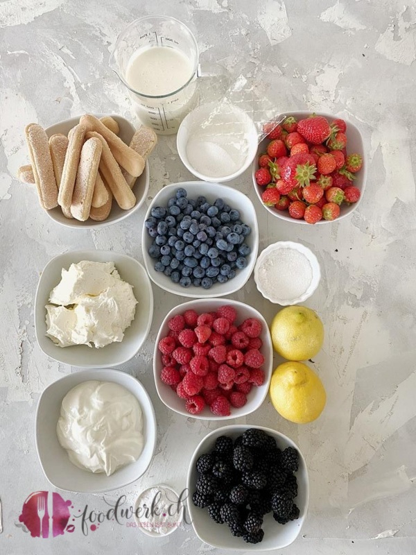 Die Zutaten für die Beeren-Tiramisu Kuppeltorte