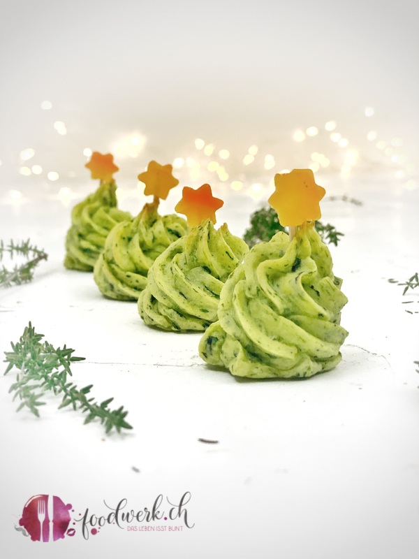 Kartoffel Duchesse Tannenbäume mit Spinat als Beilage
