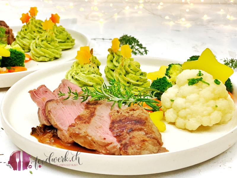 Tannenbäume aus Kartoffel für die Weihnachtstage mit Fleisch und Gemüse