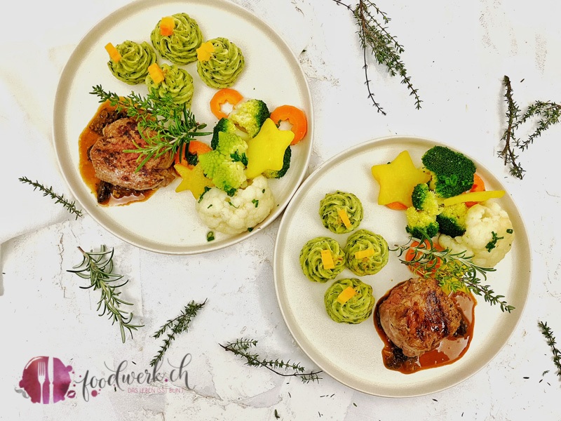 Kartoffel Tannenbaeume angerichtet als Beilage