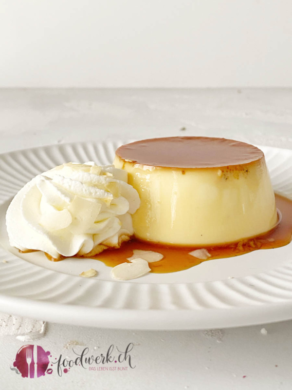 Caramelköpfchen mit Rahm ganz nah fotografiert