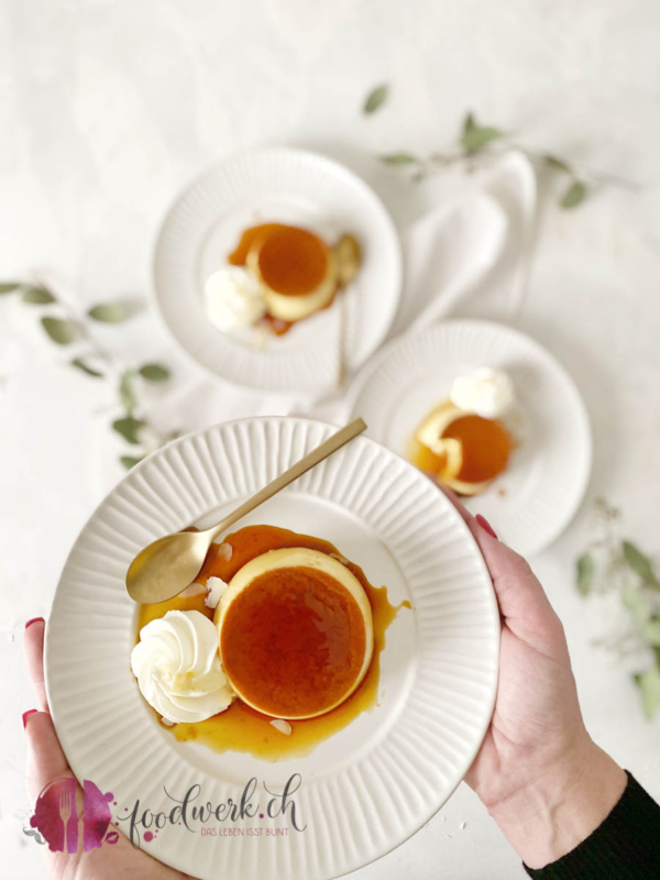 Caramel Köpfchen wird auf Teller serviert