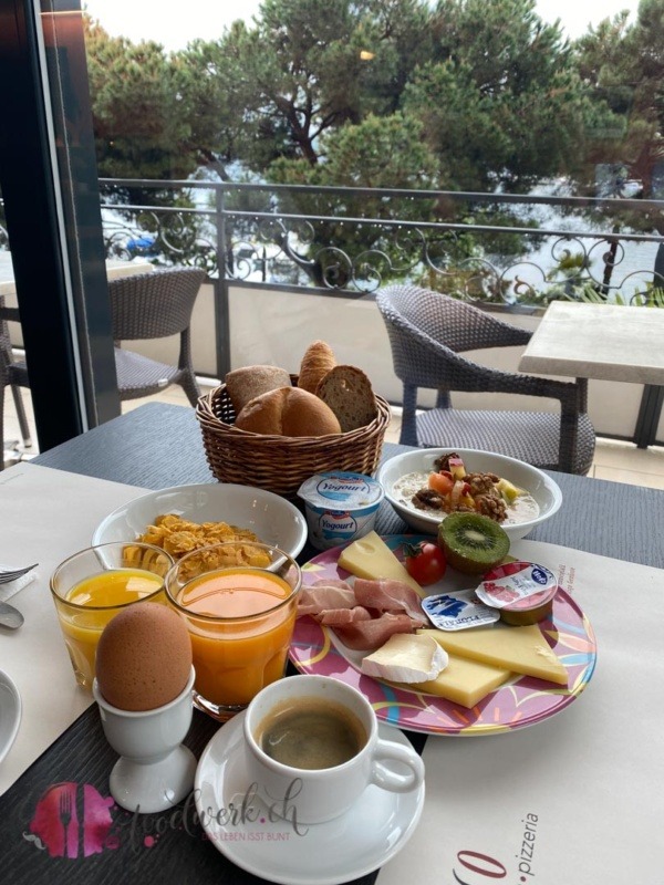 Reichhaltiges Frühstück im Geranio au lac