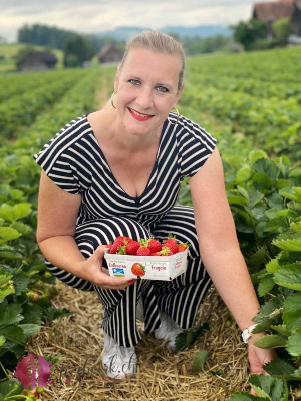Caro am Erdbeeren pflücken im Erdbeerfeld in Hünenberg