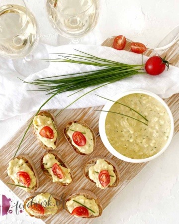 Eieraufstrich mit Schnittlauch auf frischem Baguette