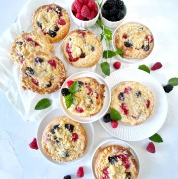 Beeren mit Streuseln und Hefeteig