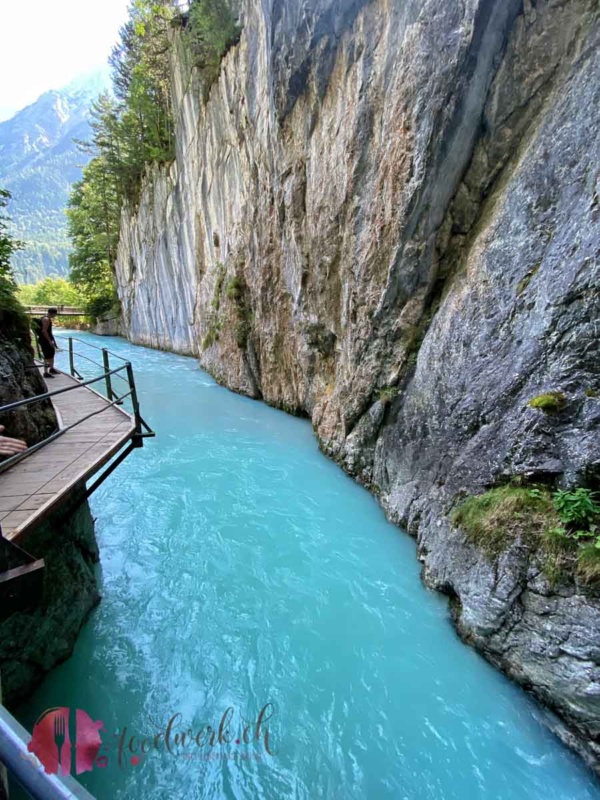 Unglaublich blaues Wasser aus der Geisterklamm