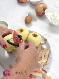 Die Äpfel werden geschält