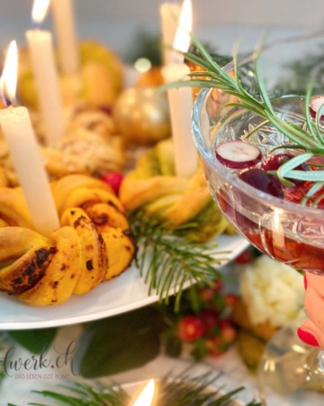 Hefeknoten Adventskränze mit Füllungen