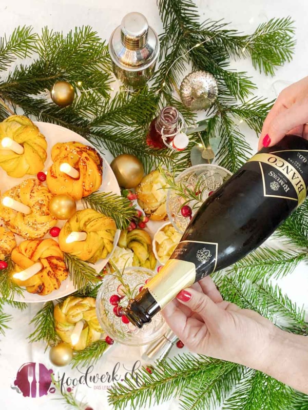 Hefeknoten als mini Adventskränze mit Rimuss bianco mit Cranberries