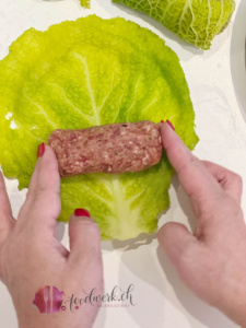 Hack Füllung auf die Wirzblätter legen