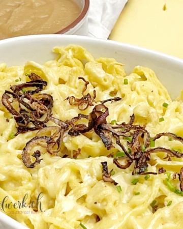 Käsespätzli mit Röstzwiebeln und Apfelmus