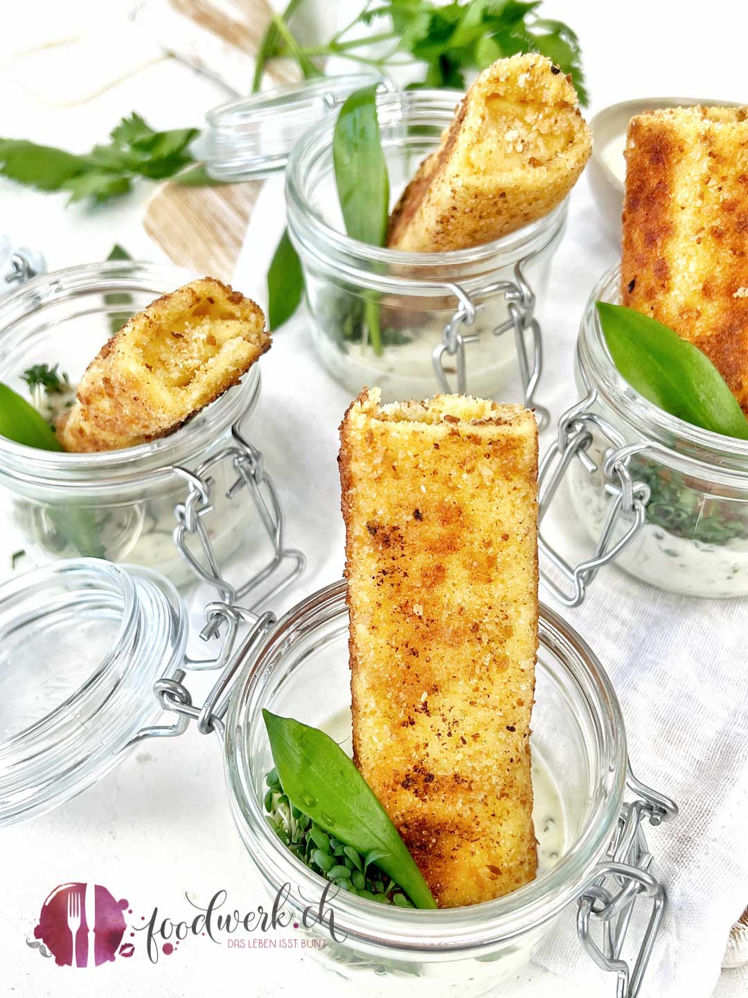 Knusproge Crêpes Rolle im Glas serviert