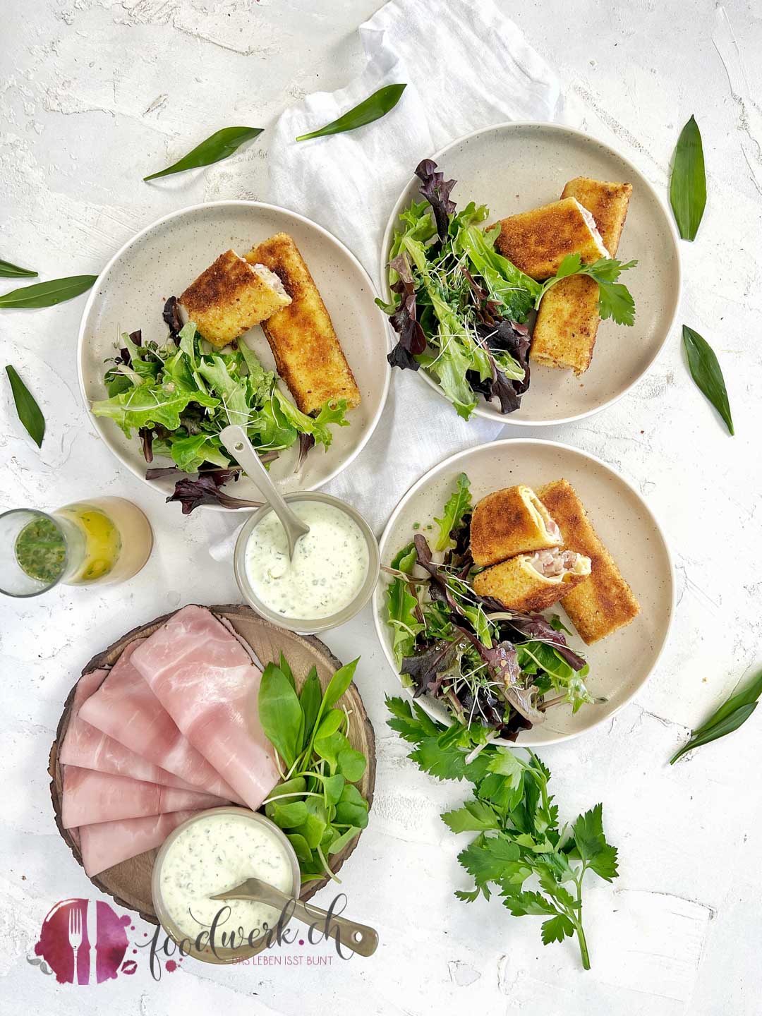 Blattsalat mit knusprger Bärlauchschinkenrolle