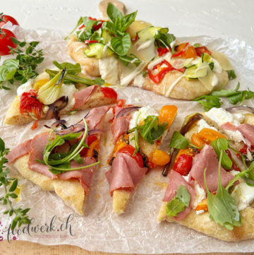 Pinsa gebacken auf einem Holzbrett