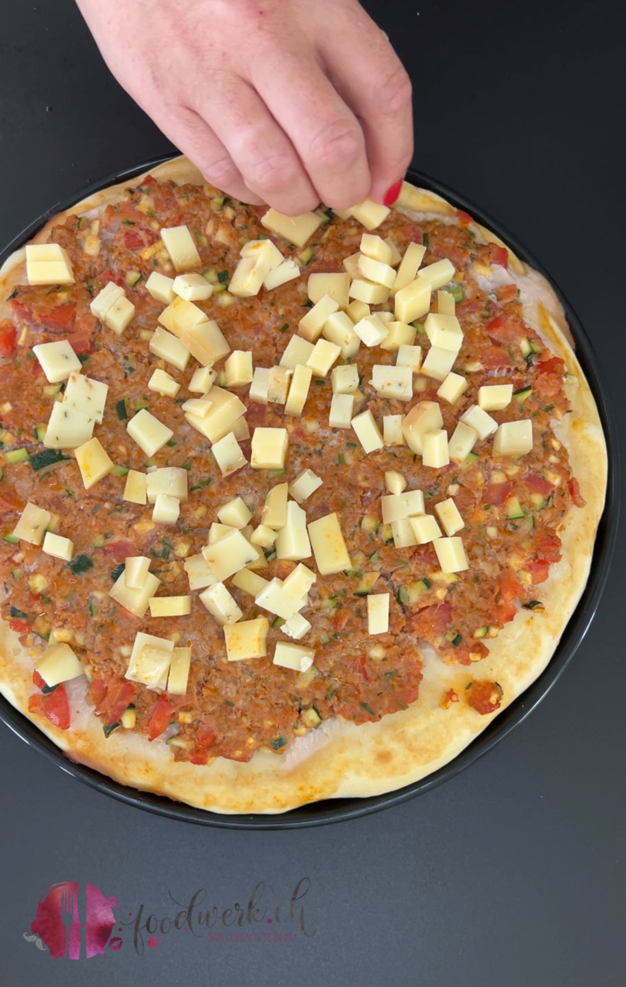 Raclette Kaese auf Bauernwaehe geben