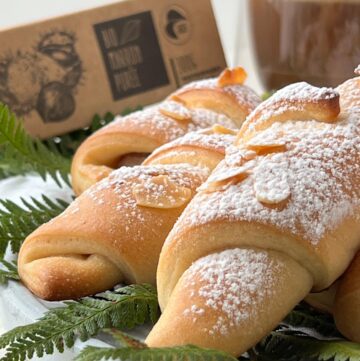 Softe marroni Gipfel mit Hefeteig und Marroni Apfel Mandel Füllung