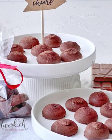 Wallsier Birnen Edelbrand AOP mit Schokolade als Praline zum verschenken