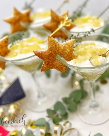 SIlvester Dessert im Glas, leichte Joghurtcreme mit Apfel und Knusperstern