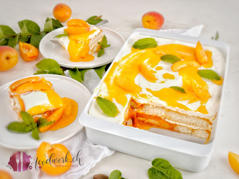 Aprikosen Tiramisu in grosser Schale mit zwei geschöpften Portionen
