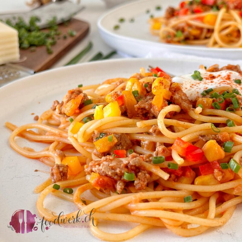 Tacos Spaghetti mit Hackfleisch, Peperoni und Tomaten