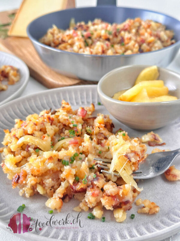 Kartoffelribel mit Glarner Alpkäse AOP auf Teller mit Apfelschnitze