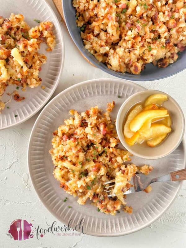Kartoffelribel auf Teller mit Alpkäse und Apfel