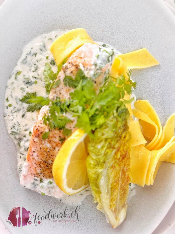 Zarter Ofen-Lachs mit Kräutersauce
