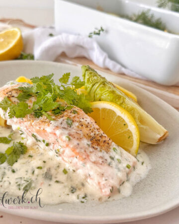 Saftiger Ofenlachs mit Kräutersauce und Safran Nudeln