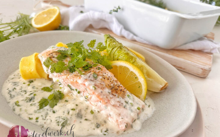 Saftiger Ofenlachs mit Kräutersauce und Safran Nudeln