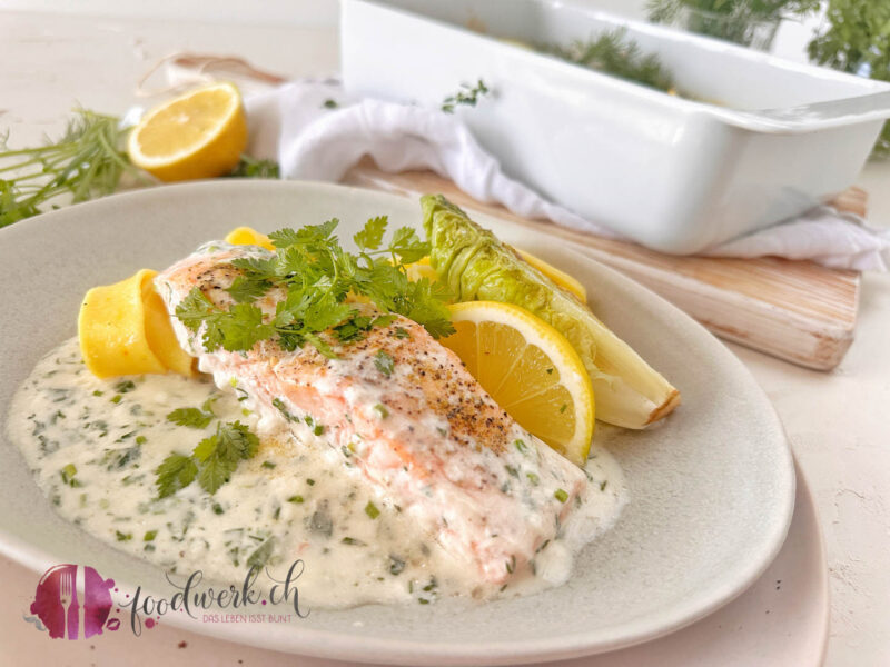 Saftiger Ofenlachs mit Kräutersauce und Safran Nudeln