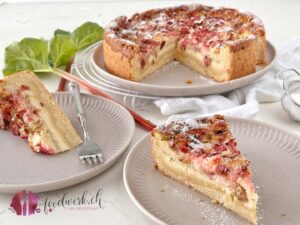 Einfacher Rhabarber-Vanillekuchen mit Mürbeteigboden