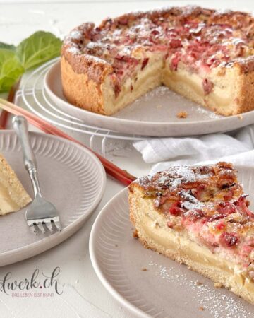 Einfacher Rhabarber-Vanillekuchen mit Mürbeteigboden