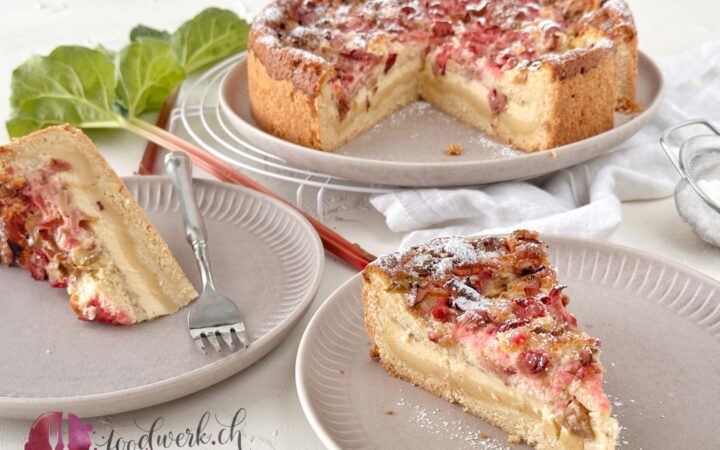 Einfacher Rhabarber-Vanillekuchen mit Mürbeteigboden
